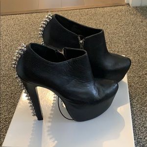 Gently worn booties with spikes